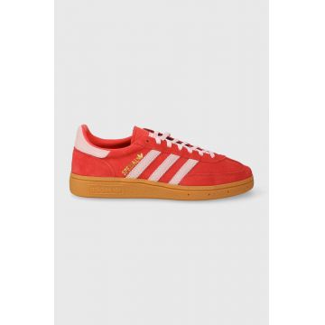 adidas Originals sneakers din piele întoarsă Handball Spezial culoarea roșu, IE5894